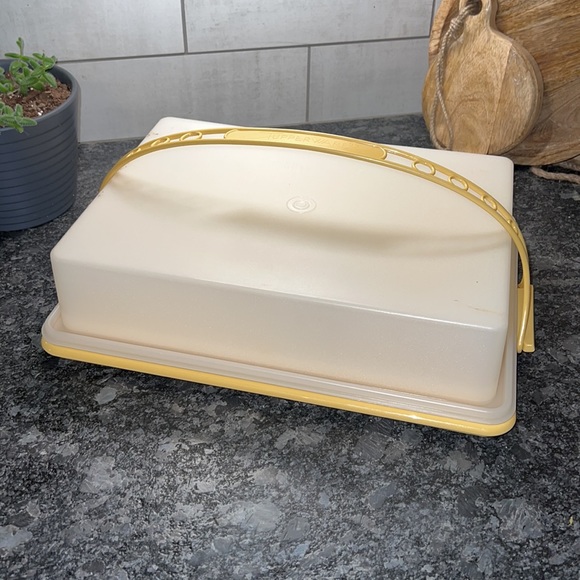 Tupperware Kitchen 1x15 Brand New Vintage Sheet Cake Carrier With